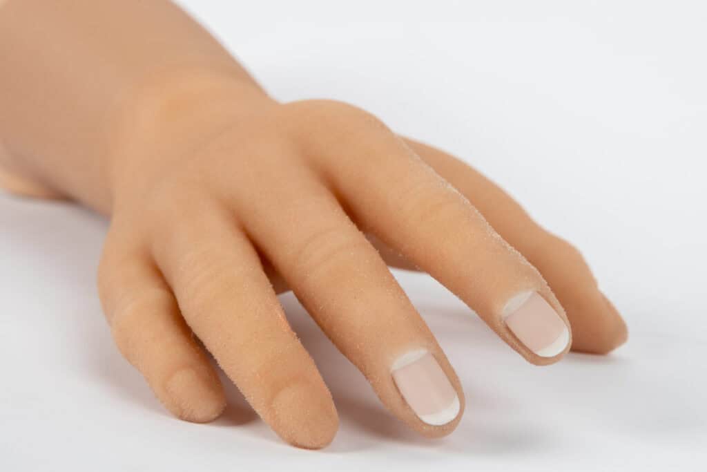 paznokcie na rece bionicznej