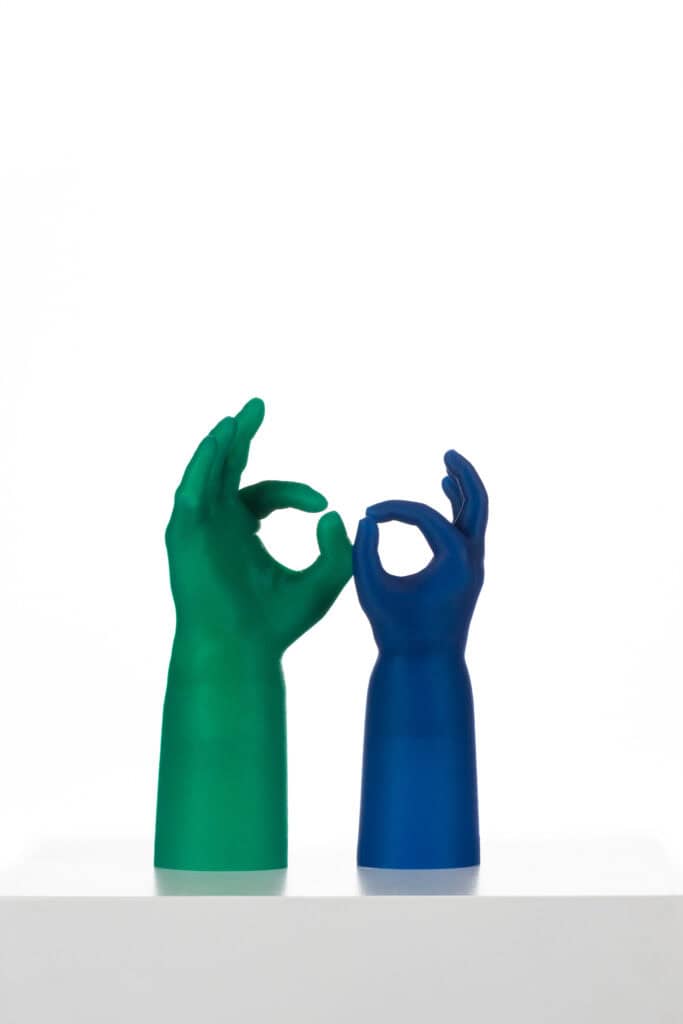 kolorowe protezy ustawione pionowo